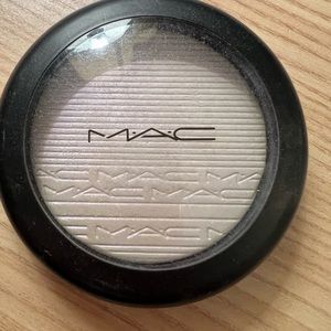 MAC Extra Dimension SKINFinish Soft Frost